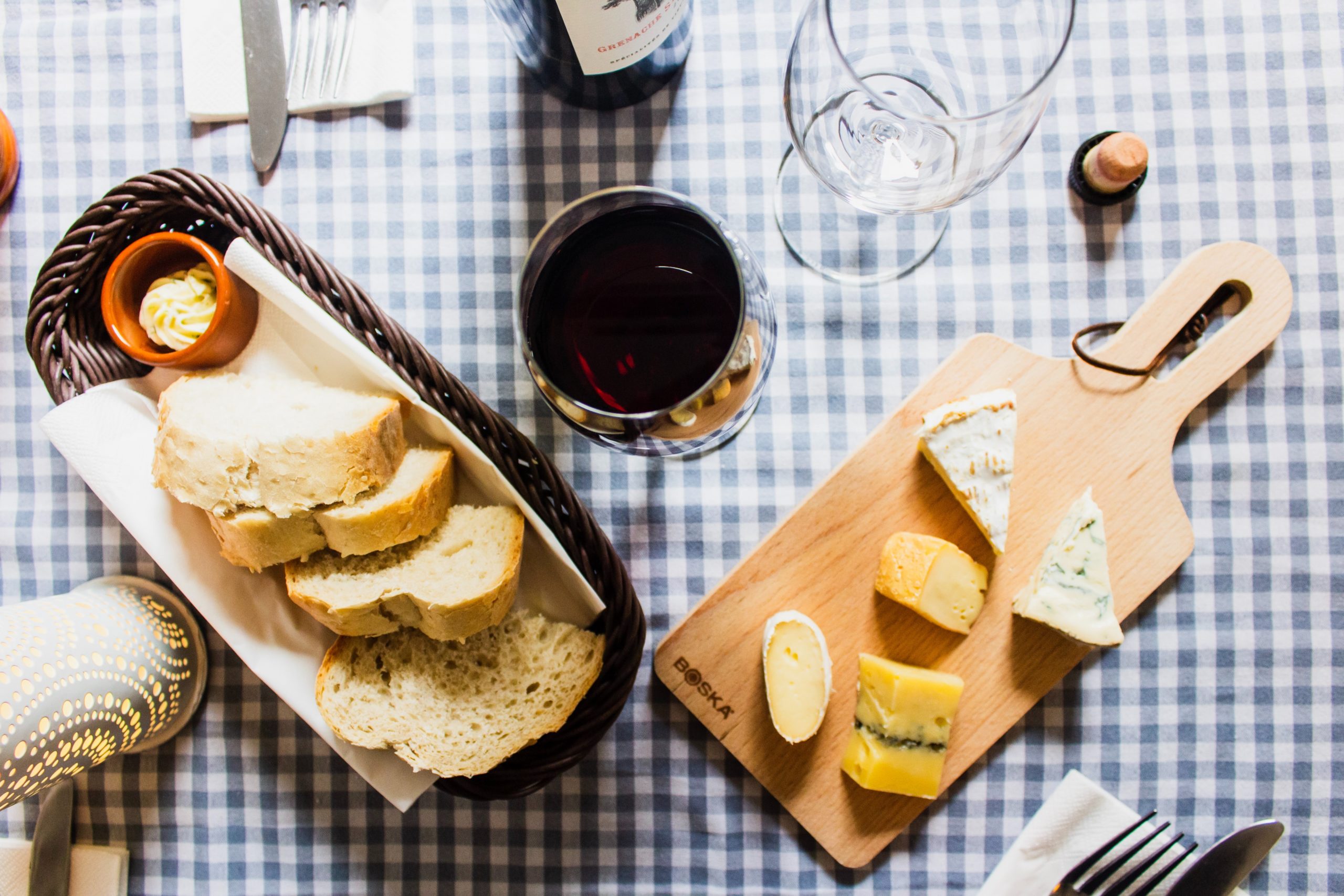 チーズとパンとワインの画像